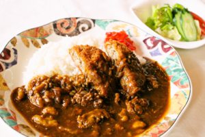 米沢牛スジカレーメンチカツ添え